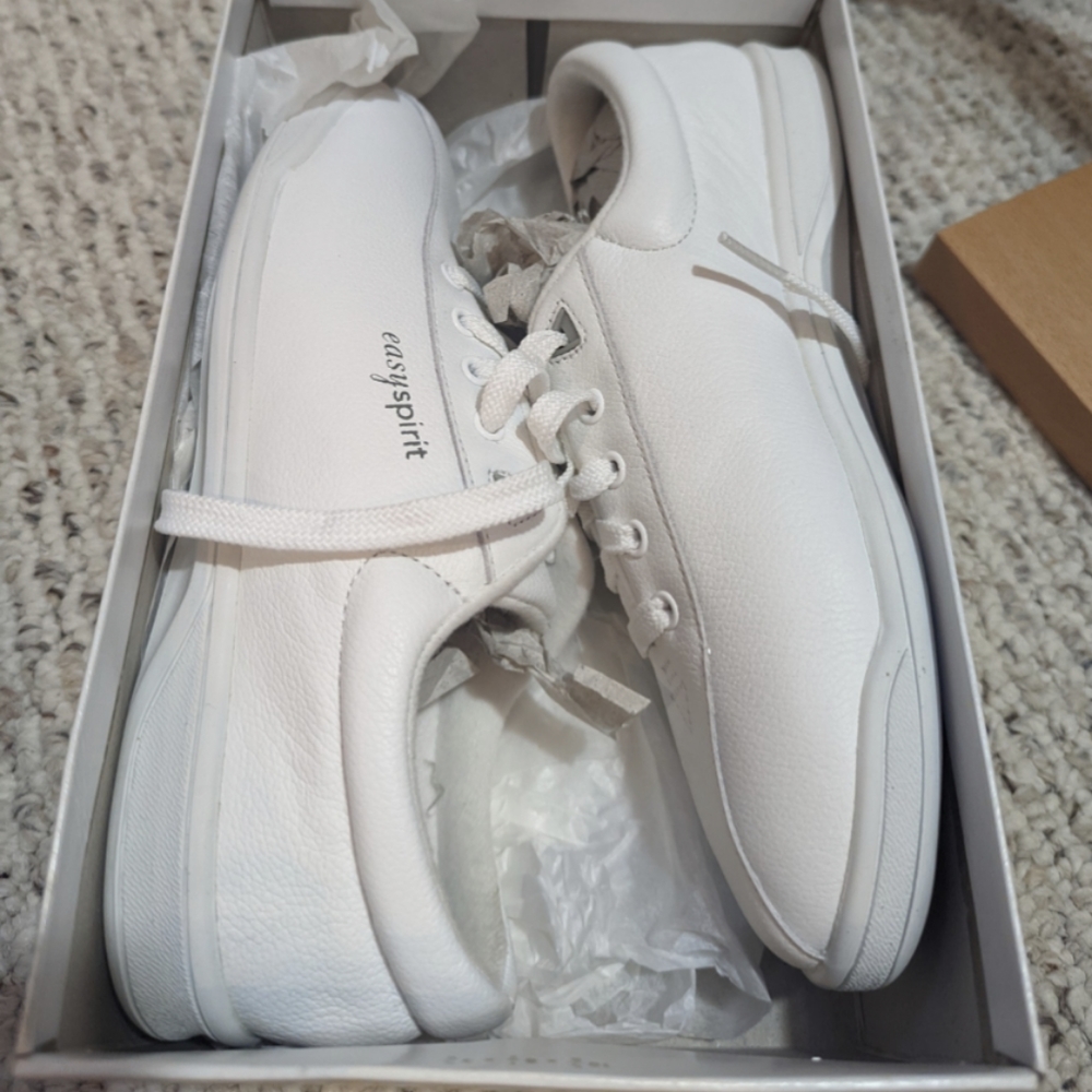 Women's tennis shoes, size 7.5